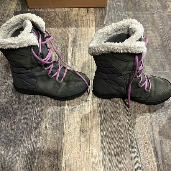 Women winter lace up boots.  Size 6.5 - Picture 2 of 3